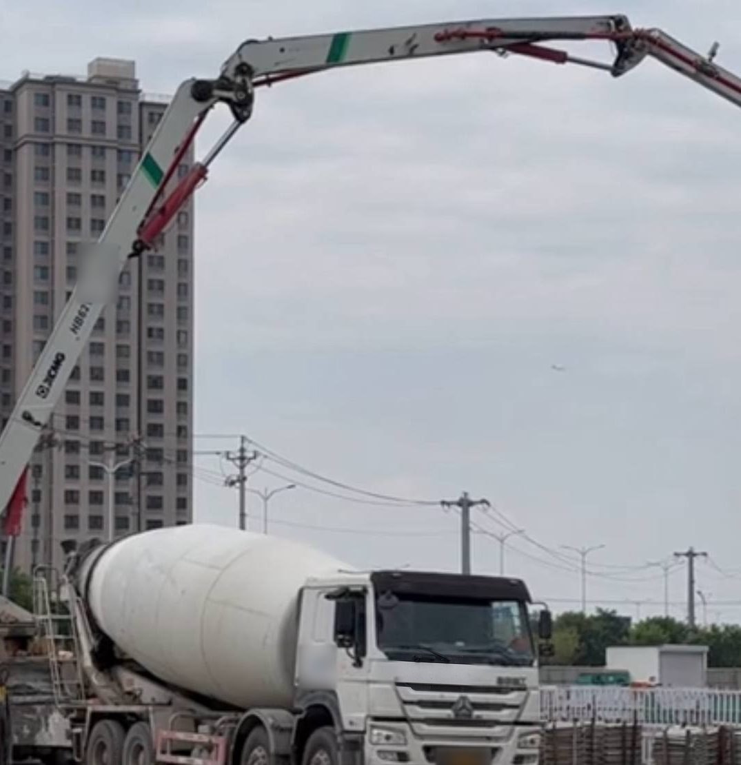 Автобетоносмеситель и бетононасос на стройплощадке